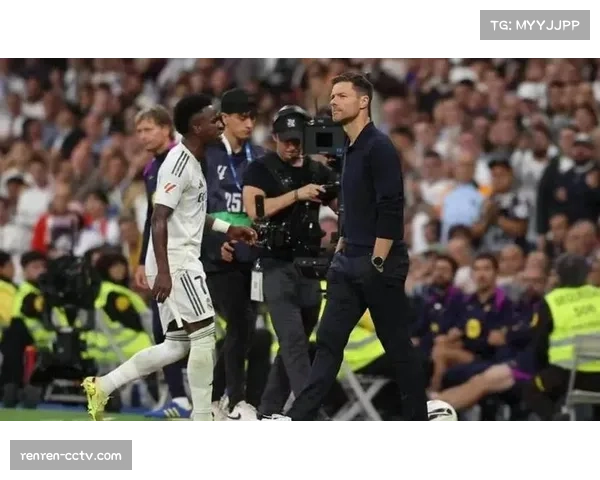 镜头捕捉:场边哈维-阿隆索与裁判交流时,笔记本被风吹落 镜头捕捉:场边哈维-阿隆索与裁判交流时,笔记本被风吹落